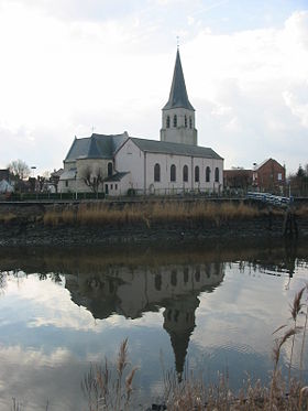 A igreja de Schellebelle com vista sobre o rio Escalda.