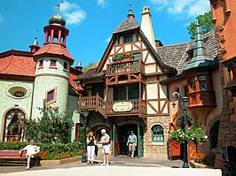 Souvenirwinkels Stein Haus en Weinkeller aan het dorpsplein van het paviljoen