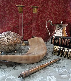 Sabbatsljusstakar, handtvättskanna, Humash och Tanakh, Torah-pekpinne, shofar och etrog-låda.