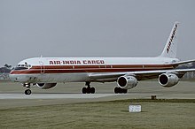 DC-8 au sol, marqué air india cargo. Dessous en aluminium nu, dessus blanc, peinture blanche au niveau des hublots. Les réacteurs ont un diamètre plus grand que les anciennes versions.