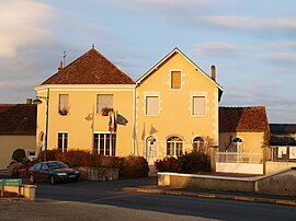 The town hall in Velles