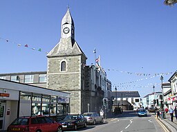 Gata i centrala Wadebridge, med stadshuset och klocktornet.