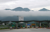 Pemandangan Banjaran Titiwangsa dari Plaza Tol Karak di Lebuhraya Pantai Timur, Pahang.