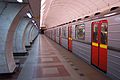 Insbesondere bei U-Bahnen sorgen zahlreiche Türen für kurze Aufenthalte, wie hier bei der Prager Metro. Zusätzlich kontrastieren die Türen farblich zur Wagenfarbe.