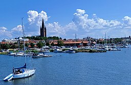 Mariestads hamn med Mariestads domkyrka i fonden.