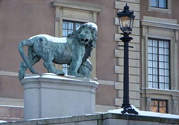 Det östra (vänster) och västra (höger) Slottslejonet vid Slottsbacken nedanför Stockholms slotts norra fasad, februari 2011.