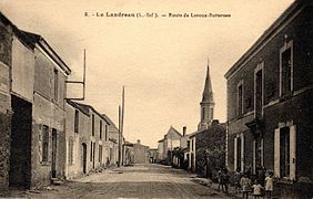 Carte postale datant des années 1910 représentant la rue de la Loire