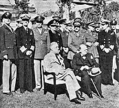 Casablanca-Konferenz: Sitzend: Der amerikanische Präsident Franklin D. Roosevelt und der britische Premierminister Winston Churchill; Stehend, 1. Reihe v. l. n. r.: General Arnold, Admiral King, General Marshall, Admiral Pound, Air Chief Marshal Portal, General Brooke, Field Marshal Dill und Admiral Mountbatten