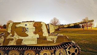 Vue de profil du Jagdtiger no 305020. Le n° de véhicule (331) est clairement visible