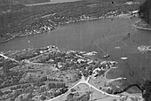 Gammelt flyfoto av fylkesvei 308 fra Kjøpmannskjær på Nøtterøy langs Vrengensundet over Vrengenbrua (utenfor bildet til venstre) til Sundene nord på Tjøme foran i bildet. Foto: Widerøe/Vestfoldmuseene