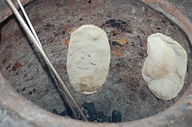 馕坑中的Roti（英语：Roti）