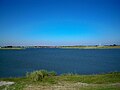 Blick von der Fußballgolfanlage über das Wangermeer mit der Brücke im Hintergrund, Juli 2014