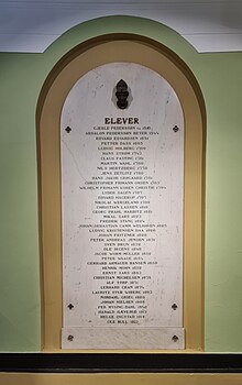 Das Bild zeigt eine Tafel mit 41 Namen von ehemaligen Schülern, die national oder auch international bekannt sind. Alles sind Männer.