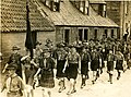 Desfile de scouts en Escocia na década de 1940. O uniforme orixinal consitía nunha camisa ampla de cor caqui, un chapeu de campaña, un pano atado ao pescozo, pantalóns curtos e camisa de manga longa pero que se leva polo común coas mangas enroladas, o uniforme orixinal adaptouse a cada país e á época, e aquí os scouts desfilan con kilt