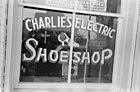 La vitrine de la cordonnerie électrique de Charlie, 1938