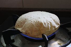 Chapatis dimasak ing geni terbuka yen wis masak ing tava, banjur diobong.