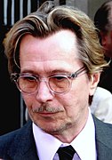 Gary Oldman (Commissaire Jim Gordon)