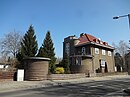 Wohnhaus mit Einfriedung und Gartenpavillon