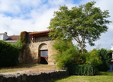 Vestiges de la porte de l'ancienne l'église Saint-Pierre de Firminy.