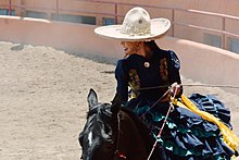 Escaramuza in uniforme Adelita per la competizione