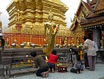 Buddhister vid Wat Phrathat Doi Suthep, nära Chiang Mai, Thailand.