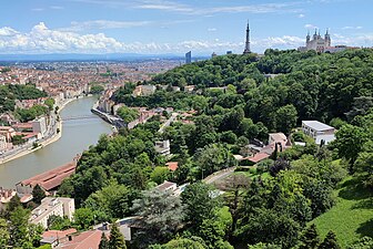 Défilé de la Saône entre les collines de la Croix-Rousse (à gauche) et Fourvière (à droite).