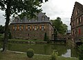 Herrenhaus und Nebengebäude mit Wassergraben