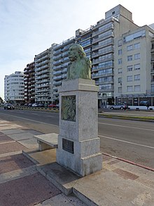 Busto en la Rambla de Montevideo de Luis Sambucetti