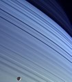 La sagoma di Mimas sulle latitudini settentrionali di Saturno.