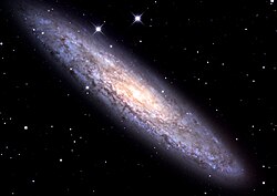 NGC 253 na snímku ve viditelném spektru z dalekohledu o průměru 61 cm na hoře Mt. Lemmon v Arizoně.