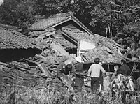 地震で大きく傾いた建物