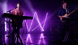 Oh Wonder pada penampilannya di El Rey Theatre, Los Angeles (2016)