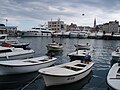 La jaĥtejo en Budva, kun videblaj signoj de la nova riĉaĵo.