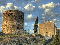 Tour et église romane sur le rocher.