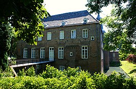 De achterzijde van slot Well te Well met de brug over de gracht naar de tuin