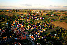 photo d'un village depuis le ciel vers le soir