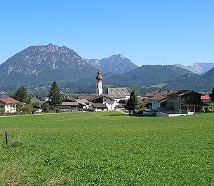 Pfarrkirche Wängle vor dem Tauern, Kohlbergspitze, Gschwentkopf, Bleispitze und Gartnerwand (von links nach rechts)