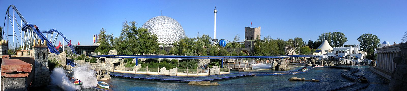 Panorámakép a Poseidon vízihullámvasútról, háttérben az Eurosat az Euro-Tower és a Matterhorn Blitz (2003)