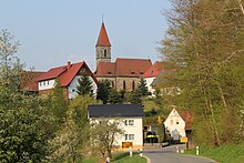 Kirchlein Südwestansicht mit Kirche.jpg