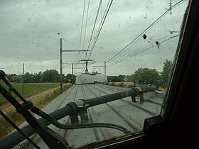 Vue de caténaires depuis une rame TGV.