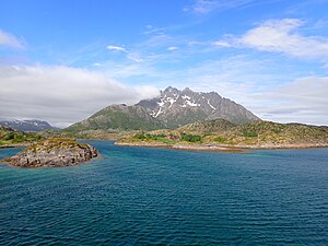 Vue de Rulten depuis le sud de l'Øyhellsundet.