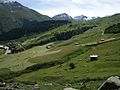 Bergheuet ob Dieni mit Blick auf den Tujetscher Hausberg Piz Badus 2928 m (Gipfel rechts)