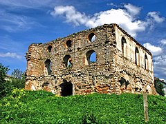 Ruines de l'ancienne synagogue de la ville classée[4].