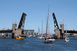 El pont Birkenhead a Port Adelaide, Austràlia, totalment obert