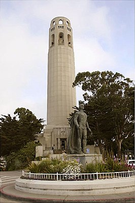 De Coit Tower met een standbeeld van Christoffel Columbus op de voorgrond.