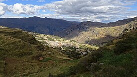 Parte del distrito de Punchao visto desde el punto silla, al centro su núcleo urbano y capital seguido de la quebrada del Pucroj y al fondo el cañón del Marañón.