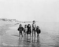 Bering Denizi kıyısında denize giren çocuklar, Nome, Alaska, 1905