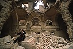 Een cello-speler in de Nationale en Universiteitsbibliotheek van Bosnië en Herzegovina te Sarajevo.