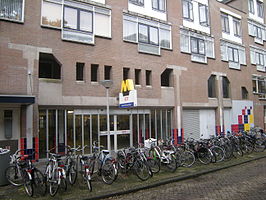 Ingang onder een blok woningen, uniek in Rotterdam.