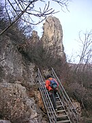 Verso l'imbocco della grotta di San Bernardino